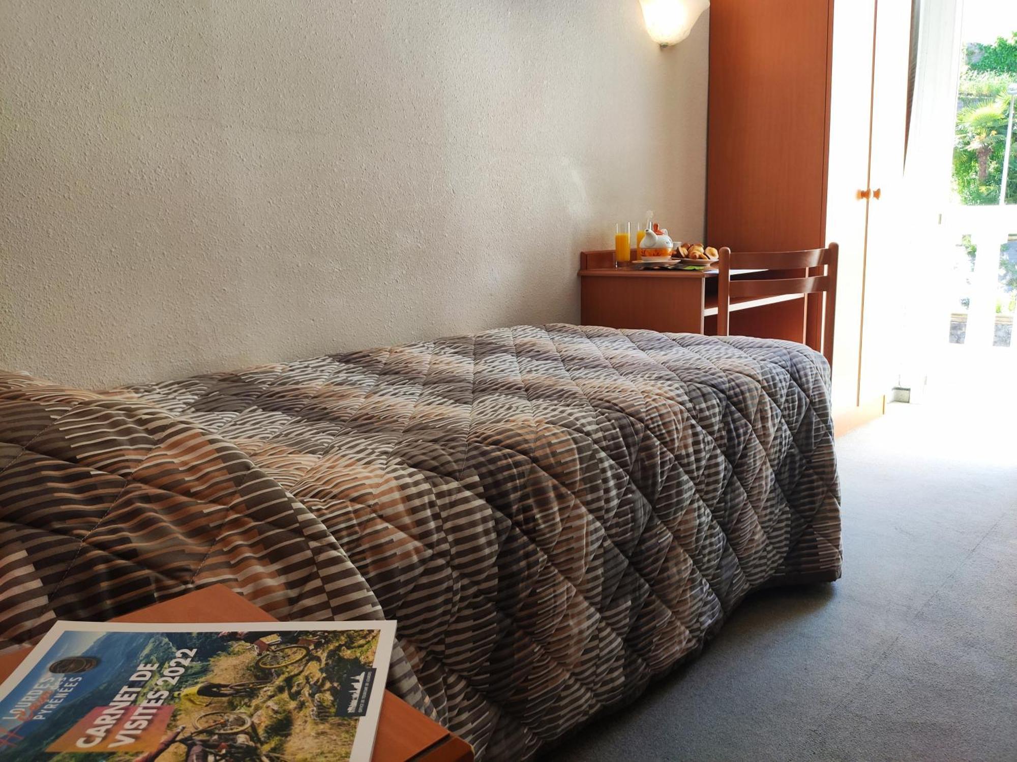 Hotel Compostelle Lourdes Exteriör bild