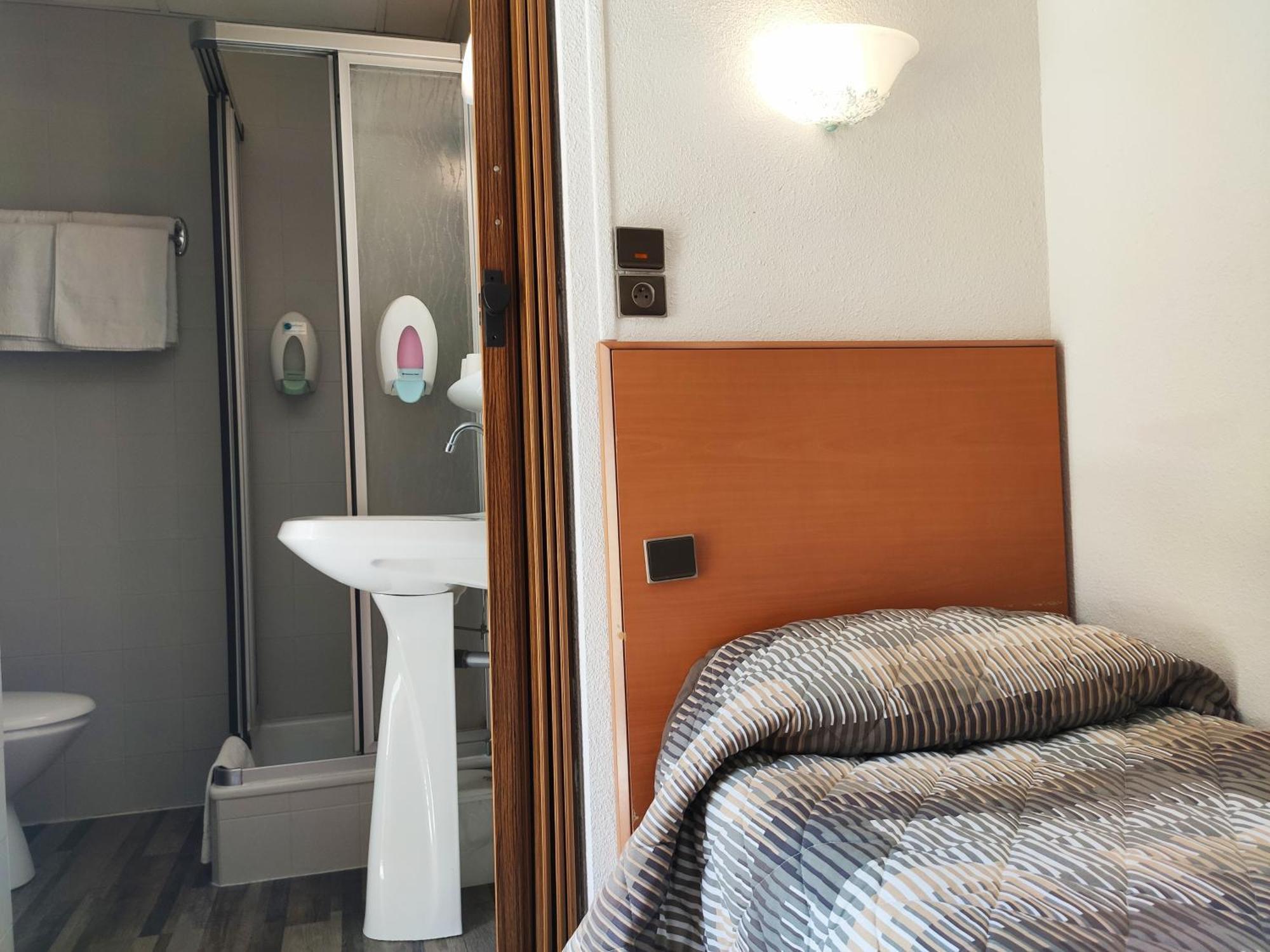 Hotel Compostelle Lourdes Exteriör bild